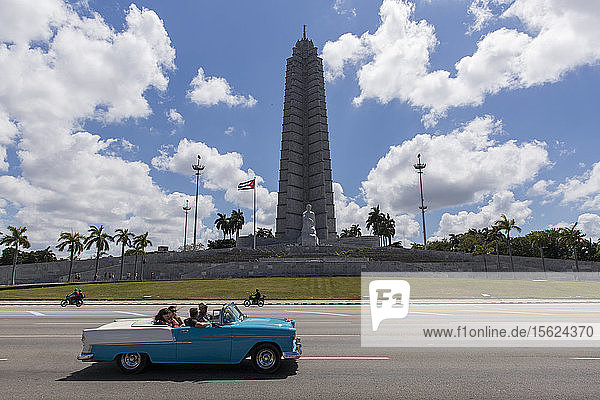 Touristen in einem Oldtimer auf der Plaza de la Revolucion mit dem Jose Marti-Denkmal im Hintergrund  Havanna  Kuba