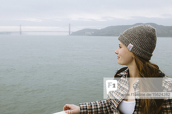 Eine Frau auf einer Fähre in San Francisco