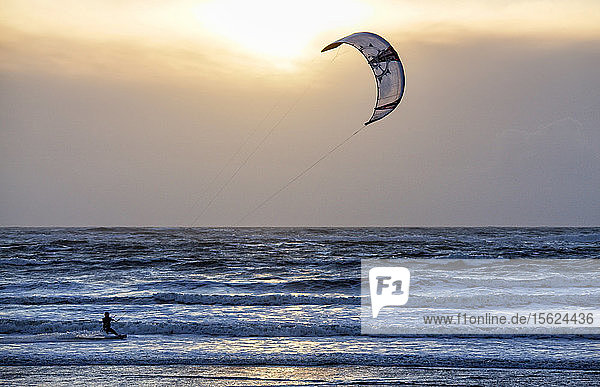Kitesurfen am Strand von Le Fort Bloqu?? im Winter.