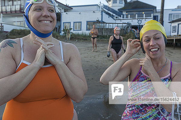 zwei lächelnde Frauen in Badeanzügen  Dolphin Club  San Francisco  Kalifornien  USA