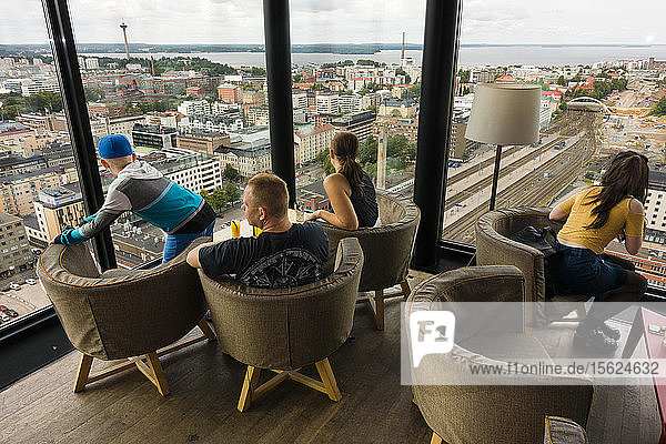 Die Gäste des Turmhotels Torni genießen die Aussicht vom Dachcafé in Tamper? in Finnland.