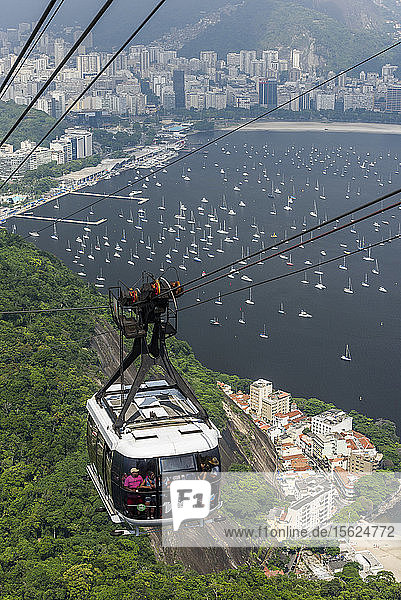 Blick von der Seilbahn auf den Zuckerhut in Rio de Janeiro  Brasilien