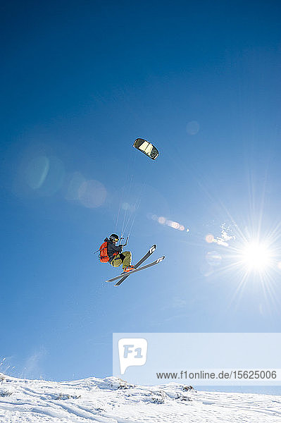 Totale Aufnahme eines Mannes in der Luft beim Snowkiten