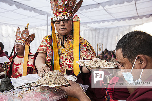 Khen Rimpoche aus Tsarang leitet die religiöse Zeremonie zur Einäscherung von Jiigme Palbar Bista