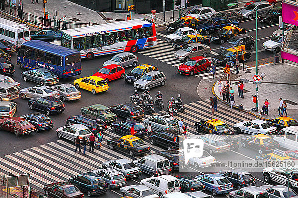Bewegung von Autos und Fußgängern  die die Straßen von Buenos Aires überqueren. Argentinien. Südamerika.