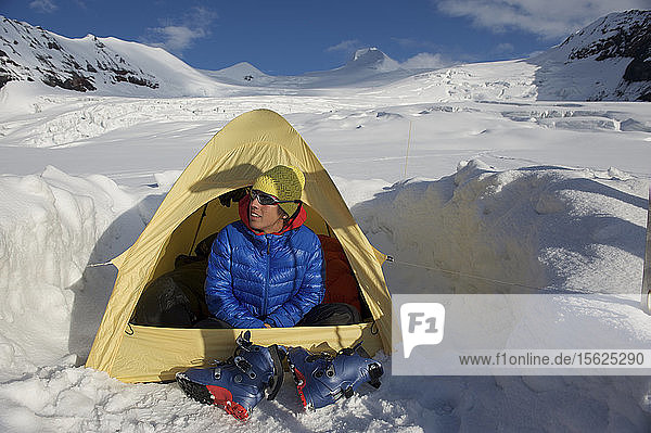 Sonnenpause im Camp One auf dem Sheep Glacier während einer Skibesteigung des Mount Sanford im Wrangell-St. Elias National Park außerhalb von Glennallen  Alaska Juni 2011. Der Mount Sanford ist mit 16.237 Fuß der sechsthöchste Berg der Vereinigten Staaten. (Modellfreigabe: Agnes Hage)