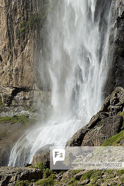 Ein Tourist genießt die Brise an den Basaseachic-Wasserfällen in Chihuahua