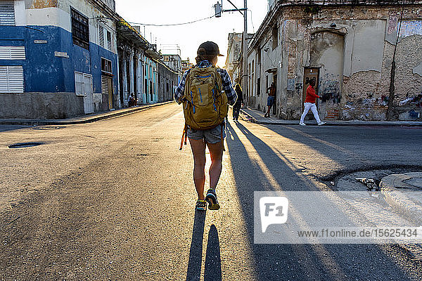 Rückansicht eines weiblichen Touristen auf einer Straße in Havanna  Kuba