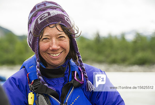 Glückliche Frau lächelt beim Rafting auf dem Alsek