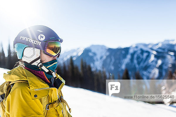 Ein Skifahrer macht während einer Skitour in der Nähe von Aspen  Colorado  eine Pause  um den Berg zu begutachten.
