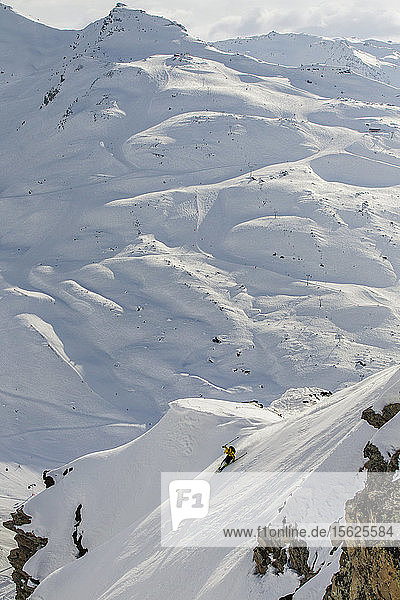 Skifahrer  die eine Kurve im Frühlingsschnee in Val Thorens Frankreich markieren