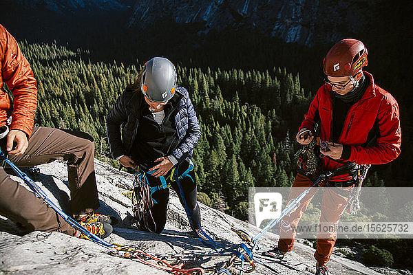 Kletterer bereiten sich auf das Abseilen von The Grack (5.6) im Yosemite Valley vor.
