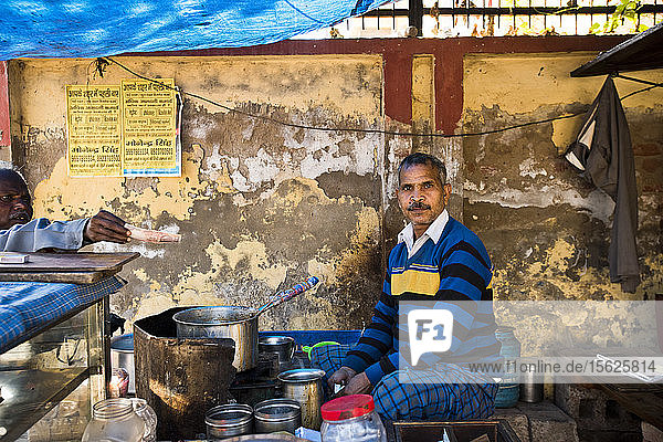 Ein indischer Straßenhändler serviert Chai-Tee in Agra  Indien.