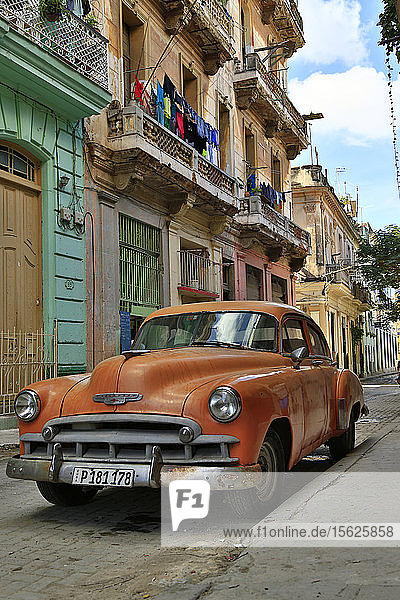 American Classic 1950's Chevrolet geparkt auf der Straße in Alt-Havanna  Kuba