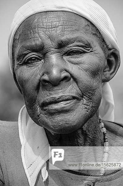 Eine ältere Frau im Bezirk Rulindo  Ruanda