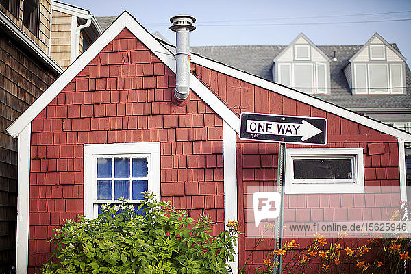 Kleines rotes Gebäude an einer Einbahnstraße in Rockport  Massachusetts.