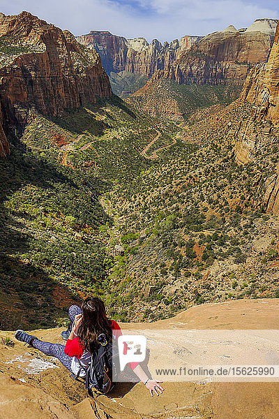 Foto mit einer Wanderin mit Blick auf den Zion Canyon im Zion National Park  Utah  USA