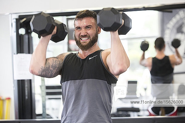 Der aufstrebende Mixed Martial Arts-Kämpfer Sean Lally stemmt Gewichte im Fitnessstudio.