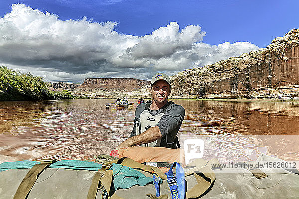 Mann beim Kanufahren nach einer Überschwemmung auf dem Green River im Canyonlands National Park  Utah