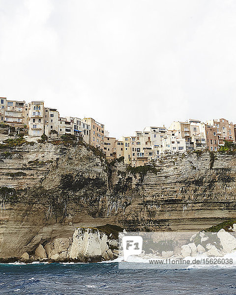 Häuser auf einer Klippe in Bonifacio auf Korsika  Frankreich