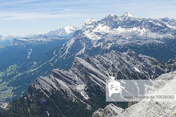 Mann beim Klettern auf dem Klettersteig Ivano Dibona in den Dolomiten  Italien