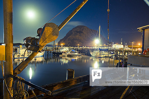 Nachts an den Fischerdocks von Morro Bay  Kalifornien.