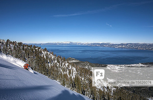 Skifahrer fahren auf dem Donner Summit in der Nähe des Lake Tahoe ab