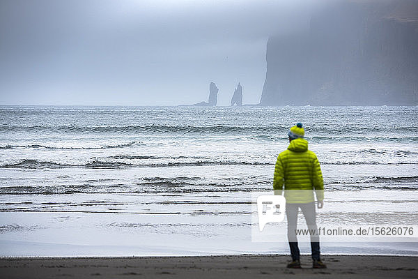Rückansicht eines Mannes am Meeresufer  Färöer Inseln  Dänemark