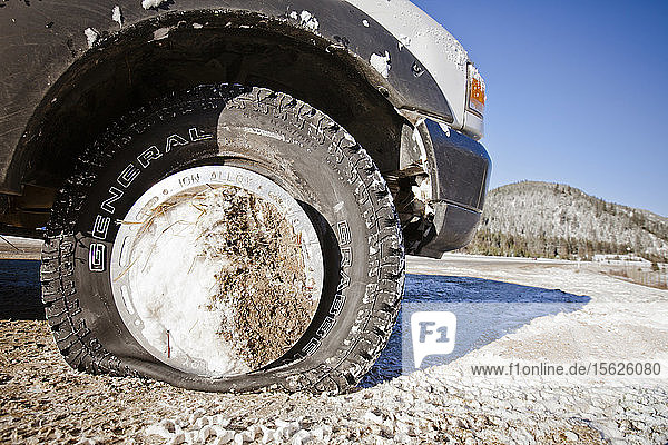 Ein leerer Lkw-Reifen und eine mit Schnee und Schmutz gefüllte Radkappe sind die Schäden nach einem Unfall auf dem Coquihalla Highway in British Columbia  Kanada.