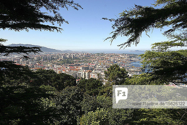 Panoramablick auf die Ria de Vigo und den Hafen von Vigo vom Parque de Castrelos - Vigo - Pontevedra - Galicien - Spanien