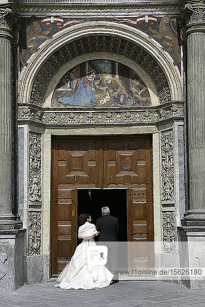 Detail des verschnörkelten Portals der Kirche Sant Orso in Aosta