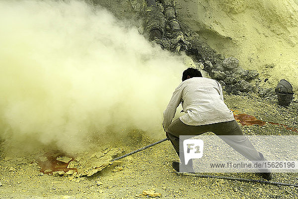 Mann bei der Arbeit in einer Schwefelmine am Ijen-Vulkan