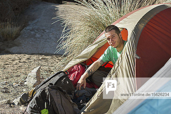 Ein junger Mann sitzt in seinem Zelt in Chihuahua  Mexiko