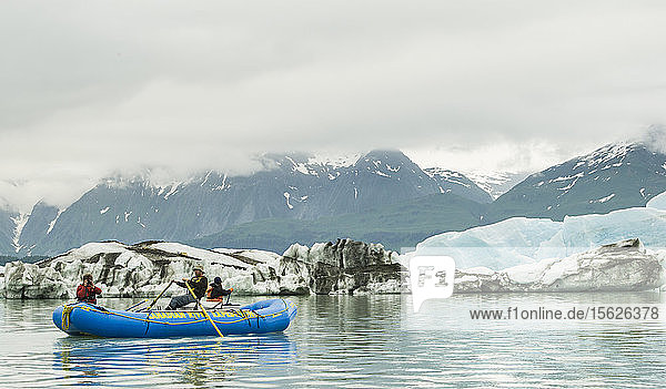 Flößer beim Navigieren durch Eisberge auf dem Alsek-See
