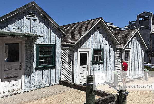 Die durch den Schriftsteller John Steinbeck berühmt gewordene Cannery Row in Monterey ist heute eine der größten Touristenattraktionen in Kalifornien. Diese drei kleinen Gebäude wurden von ihrem ursprünglichen Standort in der Nähe verlegt und sind nun als Beispiele für die typischen Unterkünfte der Konservenfabrikarbeiter erhalten  wie sie in John Steinbecks berühmtem Buch Cannery Row beschrieben wurden.