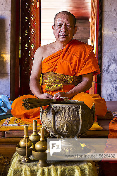 Vorderansicht eines buddhistischen Mönchs mit Blick in die Kamera im Wat Phra That Doi Suthep  Chiang Mai  Thailand