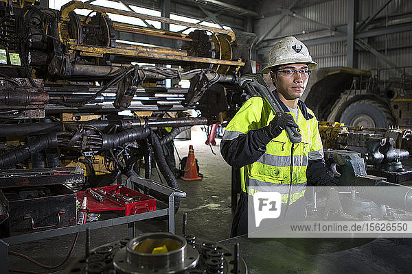 Mechaniker greifen zum Schraubenschlüssel  um an der schweren Ausrüstung zu arbeiten  die im Bergbau eingesetzt wird.