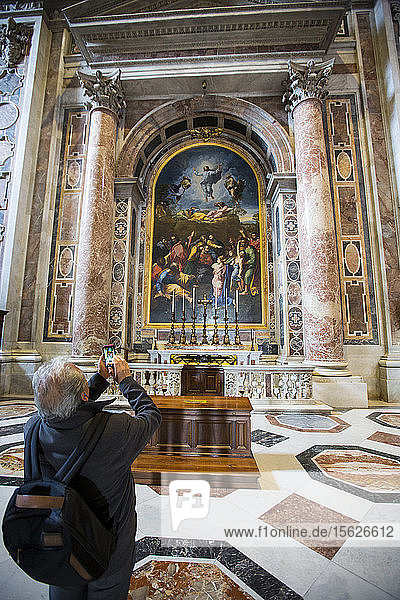 Ein Tourist  der ein Bild in der Nähe des Vatikans macht  Rom  Italien