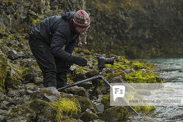 Fotograf fängt regnerische isländische Szene zwischen moosbedeckten Felsen ein