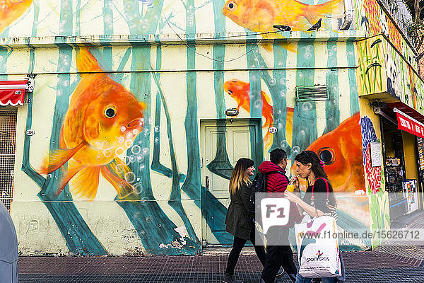 Wandgemälde und Fußgänger im Stadtteil Chinatown in Buenos Aires  Argentinien