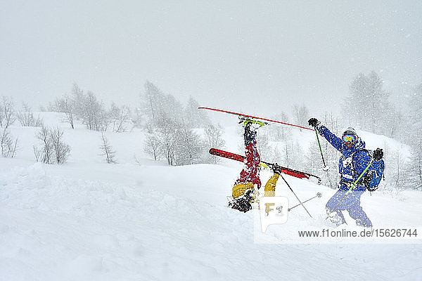 Skifahrer haben Spaß im Schnee  Pavillon  Courmayeur  Aosta  Italien