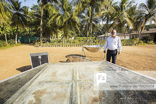 Der Muni Seva Ashram in Goraj  in der Nähe von Vadodara  Indien  ist eine ruhige Oase der humanitären Fürsorge. Der Ashram ist äußerst nachhaltig und wird nächstes Jahr völlig kohlenstoffneutral sein. Die ersten Sonnenkollektoren wurden 1984 installiert  lange bevor der Klimawandel auf der Tagesordnung stand. Die Energieversorgung erfolgt über Sonnenkollektoren und Holz  das auf dem Gelände angebaut wird. Lebensmittelabfälle und tierische Exkremente werden in Biogas umgewandelt  mit dem die Autos des Anwesens betrieben und auch zum Kochen verwendet werden. Außerdem werden Solarkocher verwendet  und die Klimaanlage des Krankenhauses wird mit Solarenergie betrieben. 70 % der verwendeten Lebensmittel werden auf dem Landgut angebaut. Es gibt ein Waisenhaus  Schulen für alle Altersgruppen  Berufsausbildung  Altenpflege  ein spezialisiertes Krebskrankenhaus mit hochmodernen Maschinen und sogar ein solarbetriebenes Krematorium. Diese Aufnahme zeigt eine solare Wasseraufbereitungsanlage.