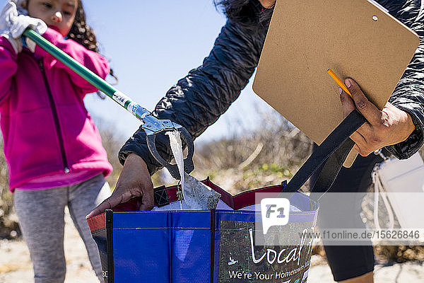 Mädchen beim Aufsammeln von Müll während der Strandsäuberung am Earth Day  Portsmouth  Rhode Island  USA
