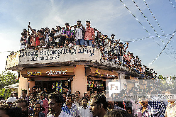 Christliche Gläubige nehmen an einem religiösen Fest in Kerala  Indien  teil.