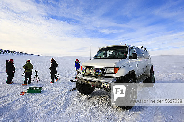 Touristen besuchen die Kristall-Eishöhle im Breidamerkurjokull-Gletscher  Island