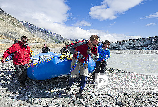 Gruppe von Flößern  die ihre Boote für die Hubschrauberüberführung über den Tweedsmuir-Gletscher vorbereiten