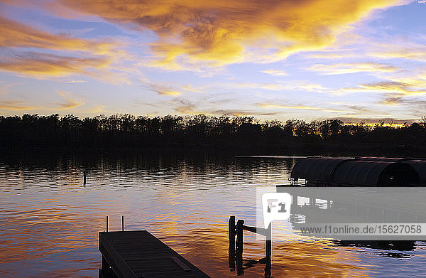 Der Sonnenuntergang färbt den Himmel und den Lake Conroe  Montgomery  Texas.