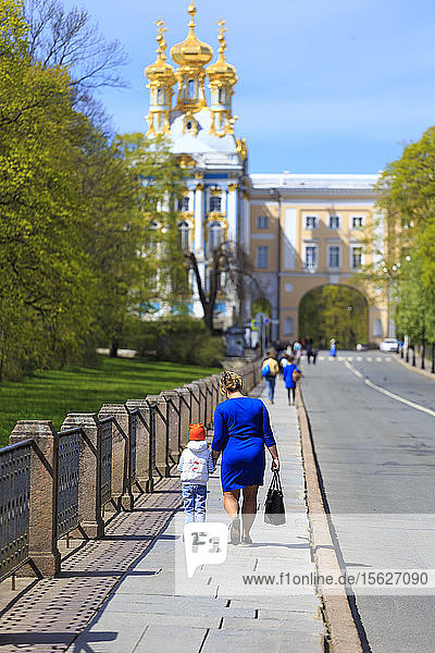Fußgänger auf der Straße in der Nähe des Katharinenpalastes  Puschkin  St. Petersburg  Russland