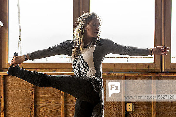 Der Profi-Snowboarder und Olympiasieger von 2014  Jamie Anderson  macht Yoga an einem regnerischen Tag in Haines  Alaska.
