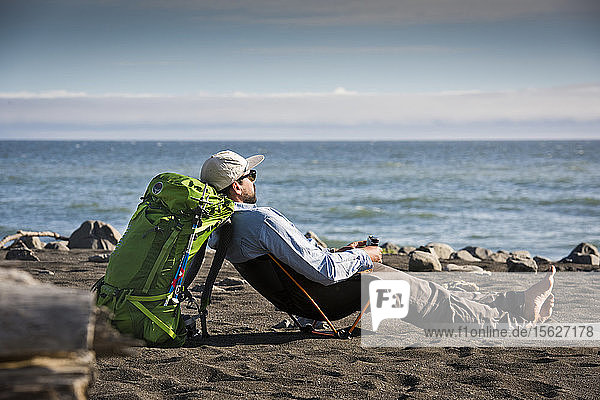 Mann entspannt sich beim Camping an der Lost Coast am Meer